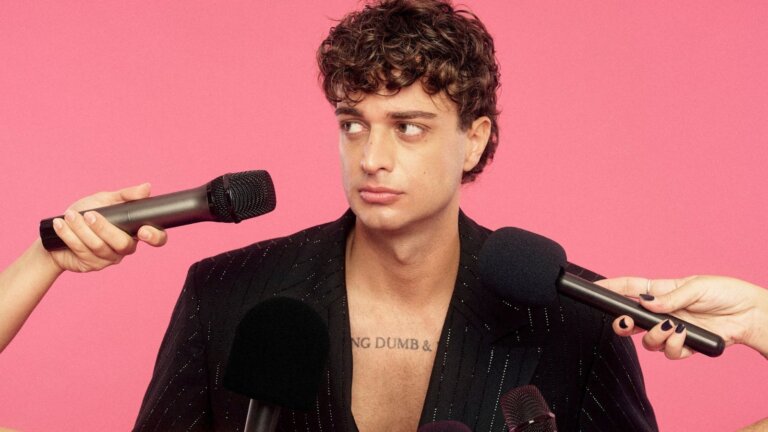 Cioffi circondato da microfoni su sfondo rosa nella foto promozionale del singolo Superstar