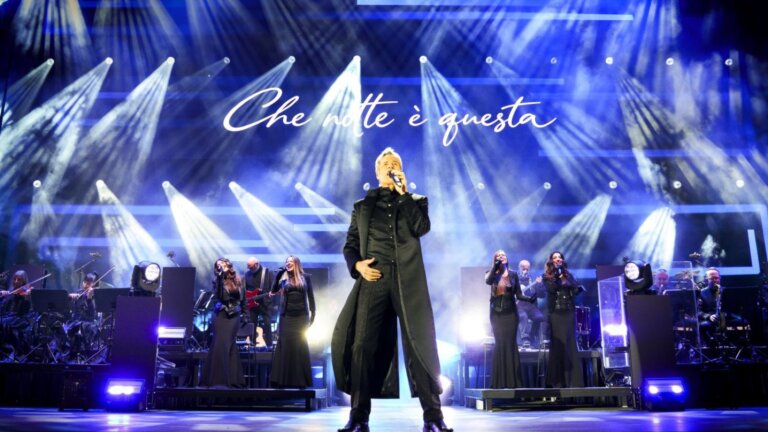 Claudio Baglioni sul palco con il titolo Che notte è questa sullo schermo