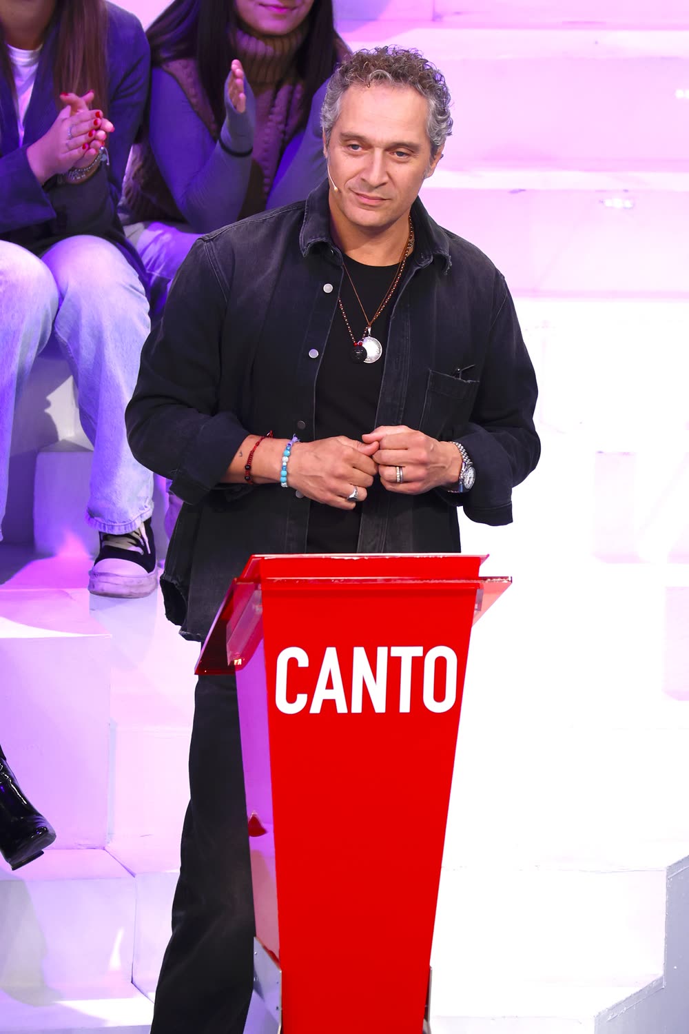 Claudio Santamaria, giudice esterno del canto, al suo banco nella seconda puntata di Amici 26