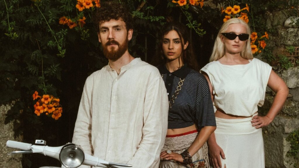 Clean Bandit e TÄRA nella foto promozionale del singolo La Dolce Vita