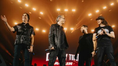Albertino, Fargetta, Molella e Prezioso sul palco di Deejay Time con i microfoni in mano