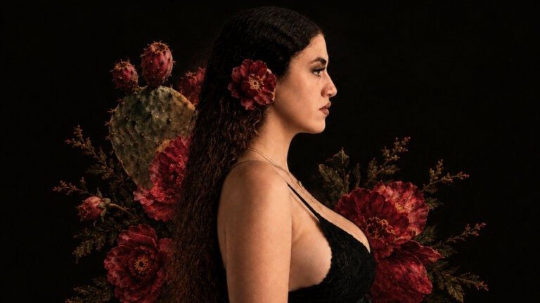 Delia di profilo con un fiore tra i capelli, nella locandina di Rosa Mia, il concerto di Palermo del 21 marzo 2027
