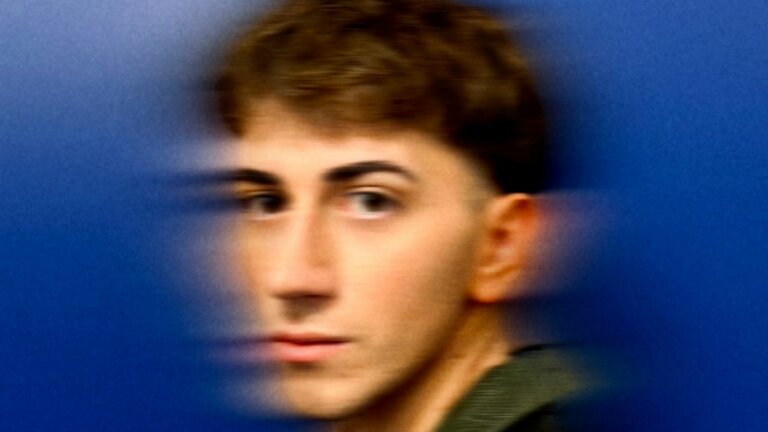 Destro nella foto promozionale di L’unica cosa che so