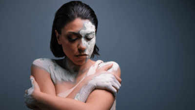 Duedimé nella foto promozionale di Come vernice, il suo primo album