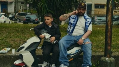 Envy, Colpa Mia, il rapper napoletano ritratto accanto a un ragazzo su uno scooter