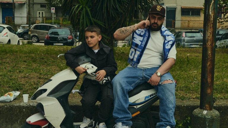 Envy, Colpa Mia, il rapper napoletano ritratto accanto a un ragazzo su uno scooter