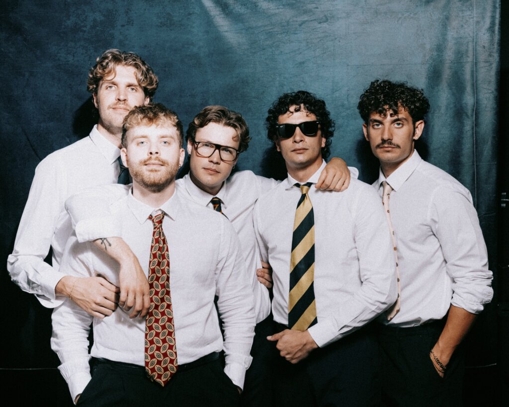 Gli Equarantacinque, band veneziana, nella foto promozionale del loro primo EP In Doppia Fila