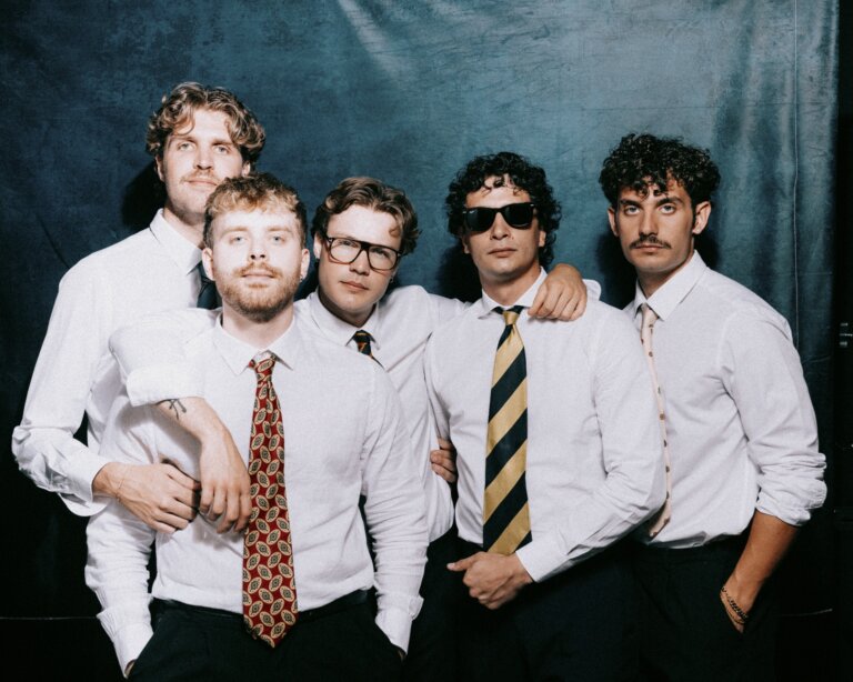 Gli Equarantacinque, band veneziana, nella foto promozionale del loro primo EP In Doppia Fila