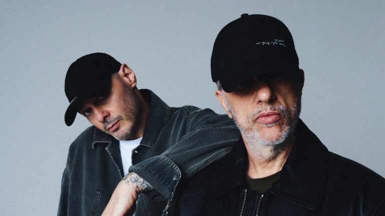 Fabri Fibra e Neffa in posa con il cappellino nero nella foto promozionale dell’album Zarathustra Style