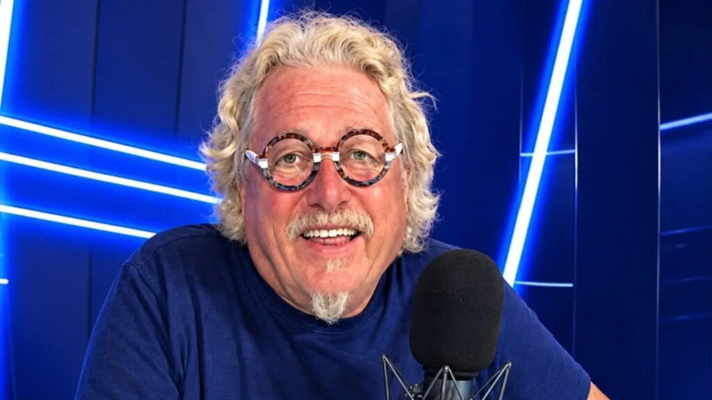 Federico l'Olandese Volante al microfono in uno studio radiofonico