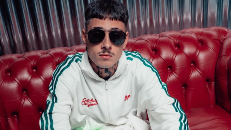 Frezza in una foto promozionale per il singolo “7/7”