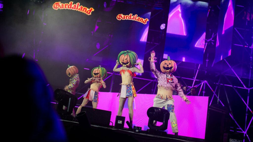 Ballerini con la testa a forma di zucca sul palco del Gardaland Halloween Party