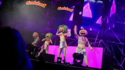 Ballerini con la testa a forma di zucca sul palco del Gardaland Halloween Party