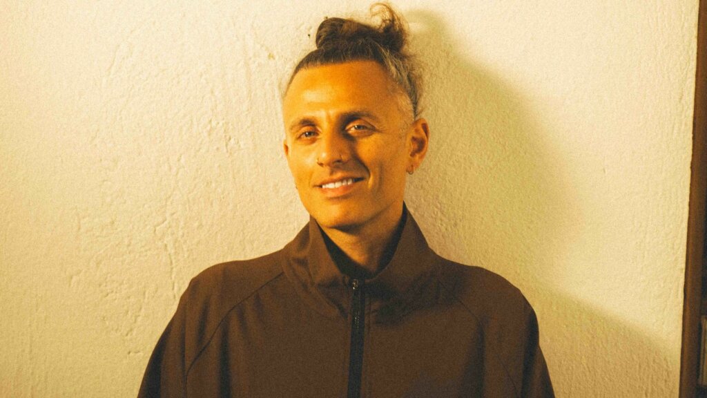 Ghemon nella foto promozionale del nuovo spettacolo di stand-up comedy La Prima Volta. L’Ultima Volta. L’Unica Volta.