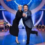Malika Ayane e il Mago Forest in posa di ballo davanti al logo del GialappaShow