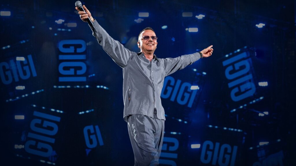 Gigi D'Alessio durante un concerto dal vivo