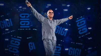 Gigi D'Alessio durante un concerto dal vivo