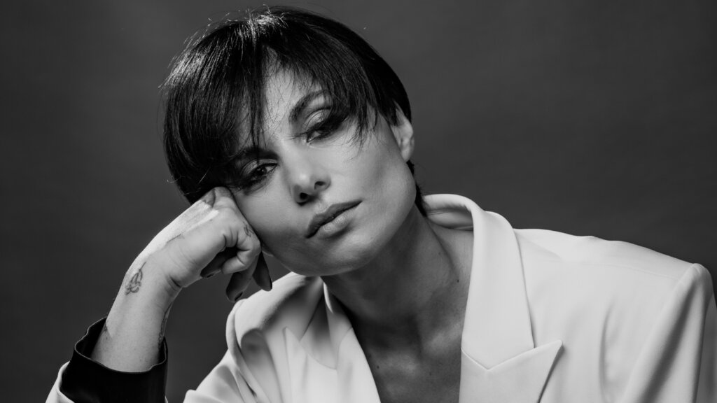 Giordana Angi nella foto promozionale in bianco e nero del singolo Piccole cose