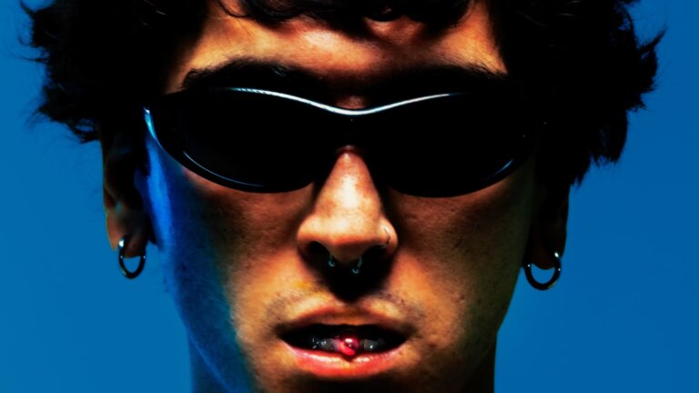 Giuse The Lizia con gli occhiali da sole nella foto promozionale dell'album MDMA (Mica Dobbiamo Morire Adesso)