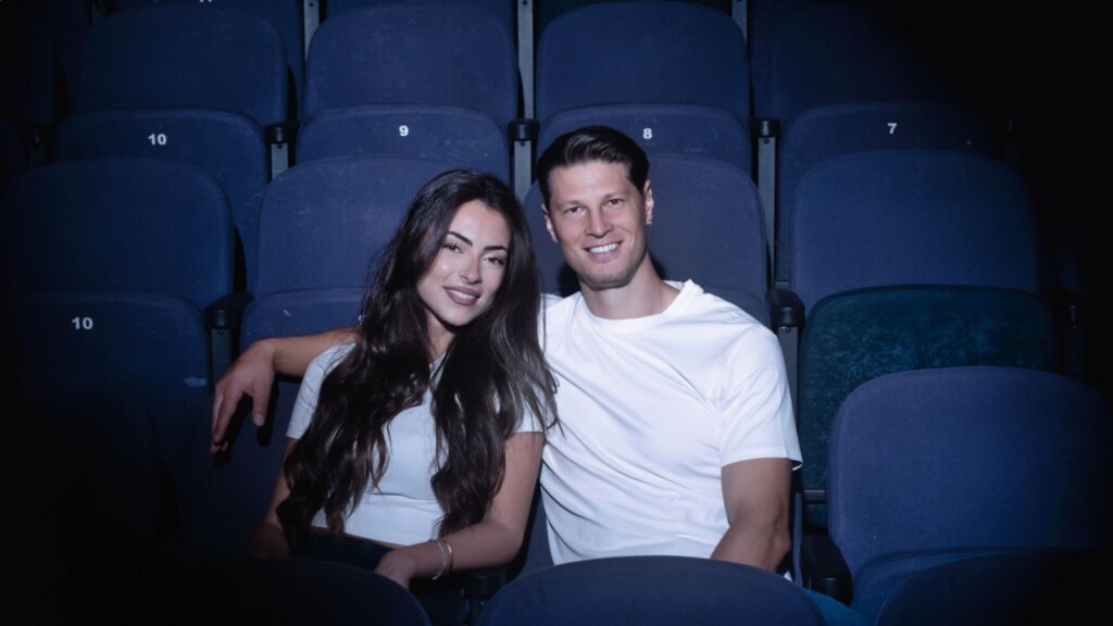 Valeria Mancini e Nick Casciaro, i due protagonisti di Gloria il musical, seduti in platea