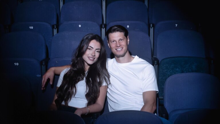Valeria Mancini e Nick Casciaro, i due protagonisti di Gloria il musical, seduti in platea