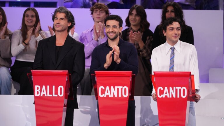 Kledi, Piero Barone e Gianluca Ginoble de Il Volo, giudici esterni di ballo e di canto, ai loro banchi nella terza puntata di Amici 26
