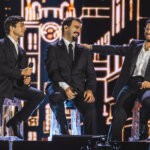 Il Volo seduti sul palco di Palazzo Te a Mantova durante il concerto del 26 settembre 2026