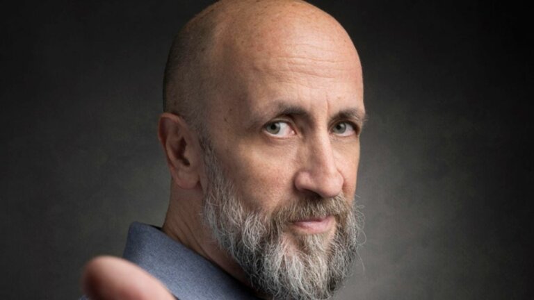 Joe Barbieri nella foto promozionale per La Bella Estate, il singolo che anticipa l'album Cantabile in uscita il 13 novembre 2026.