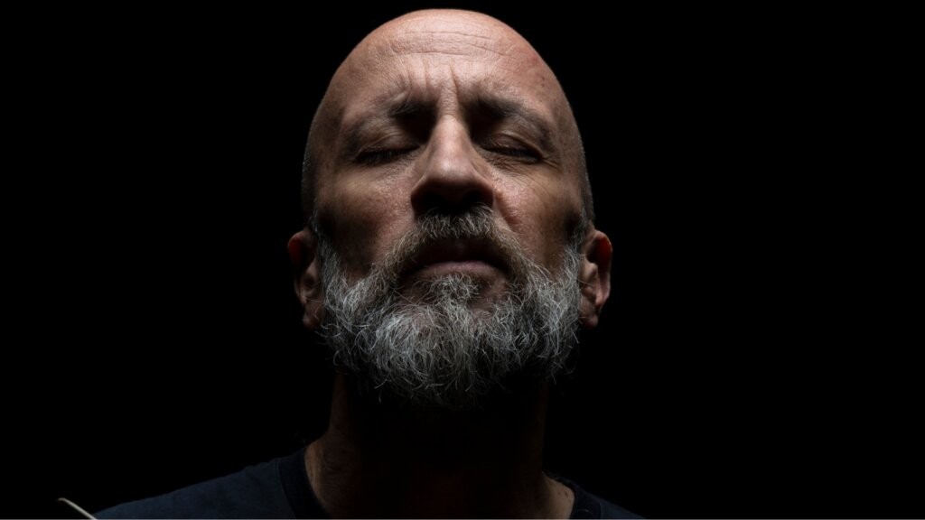 Joe Barbieri con gli occhi chiusi e la barba grigia, per i concerti di Cantabile nel 2027