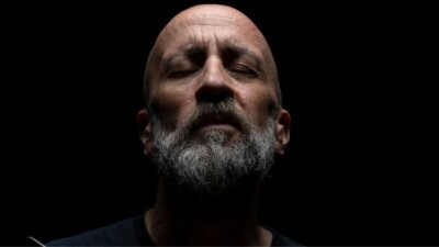Joe Barbieri con gli occhi chiusi e la barba grigia, per i concerti di Cantabile nel 2027