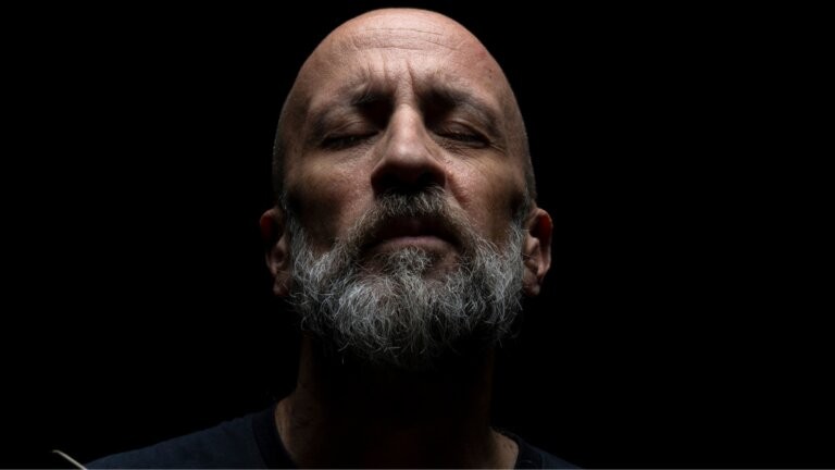Joe Barbieri con gli occhi chiusi e la barba grigia, per i concerti di Cantabile nel 2027