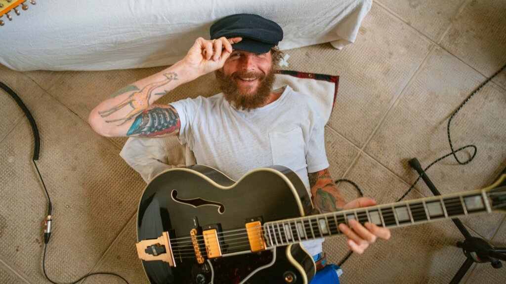 Jovanotti con la chitarra nel documentario LORENZO – L’incredibile avventura di Jovanotti