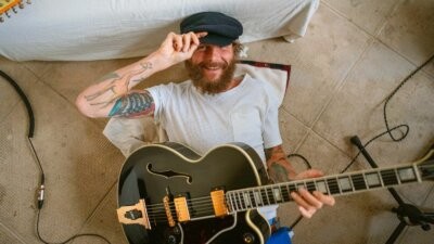 Jovanotti con la chitarra nel documentario LORENZO – L’incredibile avventura di Jovanotti