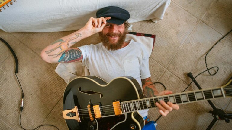 Jovanotti con la chitarra nel documentario LORENZO – L’incredibile avventura di Jovanotti