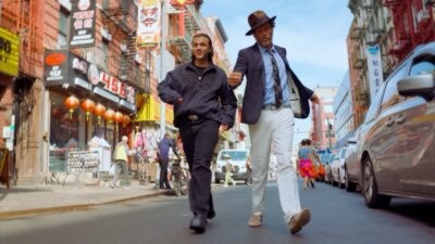 Jovanotti e Samurai Jay camminano in una strada di città, immagine per il singolo Le foglie di te