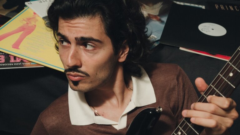 Kashmere con la chitarra tra i dischi in vinile, foto per L'unica che può cambiare l'atmosfera