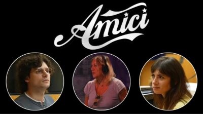 Da sinistra Lorenzo Ricci, Lalla Francia e Caterina Magliozzi, i vocal coach di Amici 26, sotto il logo del programma