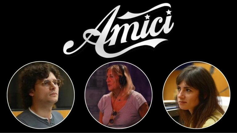 Da sinistra Lorenzo Ricci, Lalla Francia e Caterina Magliozzi, i vocal coach di Amici 26, sotto il logo del programma
