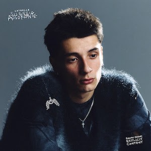 Copertina di Silenzio Assordante, l'album di Latrelle: una figura scura avvolta dal fumo, con il titolo scritto sulla tuta