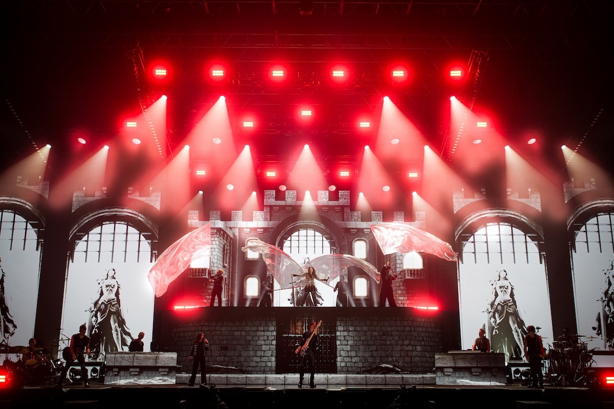 Il palco della leg europea di IO CANTO / YO CANTO World Tour al PalaUnical di Mantova, con la fortezza e i fasci di luce rossi