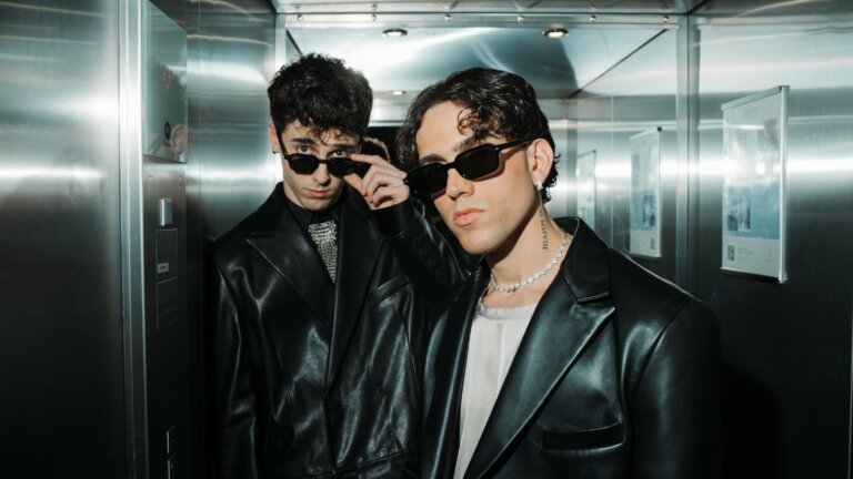 LDA e Aka 7even con occhiali da sole e giacche di pelle nera in un ascensore