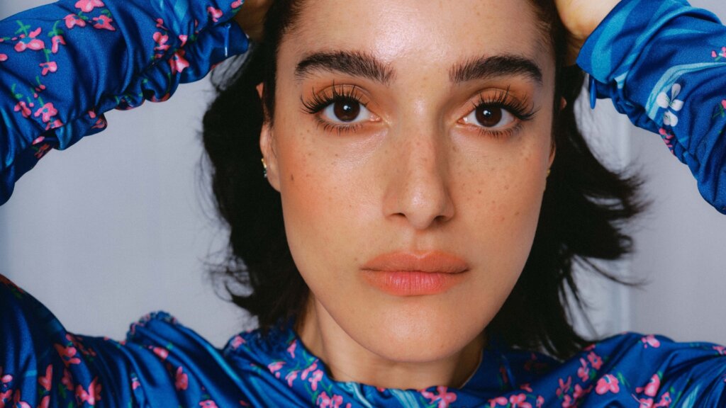 Levante, in un ritratto con un abito blu a fiori, per l'intervista sul nuovo album