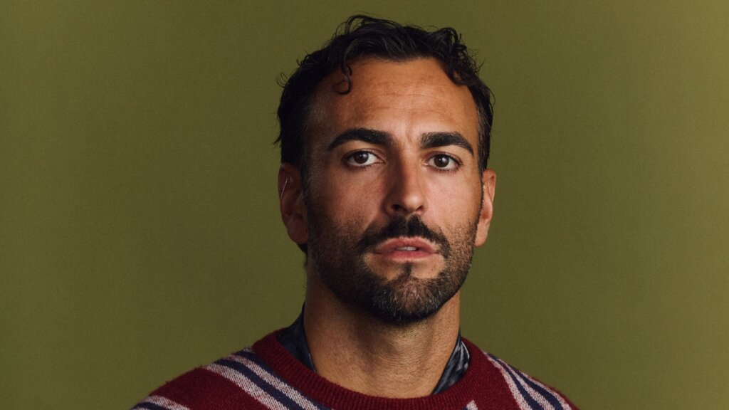Marco Mengoni nella foto per l'annuncio del nuovo album felice sì, ma tutto sbagliato