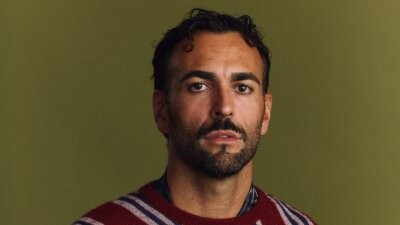 Marco Mengoni nella foto per l'annuncio del nuovo album felice sì, ma tutto sbagliato