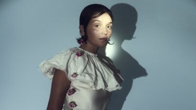 MilleAlice nella foto promozionale del debut album NASCERE, INCIAMPARE, CRESCERE, in uscita il 23 ottobre 2026.