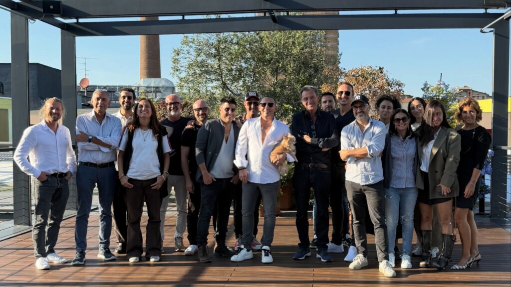 I Modà con il team di Columbia Records Italy e Sony Music Italy in una foto di gruppo su una terrazza
