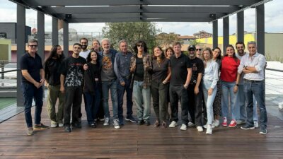 Naska in una foto di gruppo con il team di Sony Music Italy