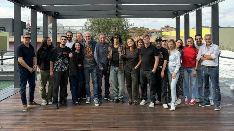 Naska in una foto di gruppo con il team di Sony Music Italy