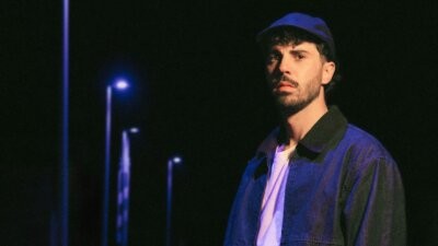 Nels in una foto promozionale per gli appuntamenti dal vivo in acustico a Milano e Bologna nel novembre 2026