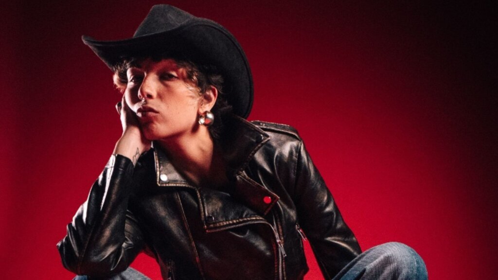 novepercento con cappello da cowboy e giubbotto di pelle nella foto promozionale del singolo CARMEN